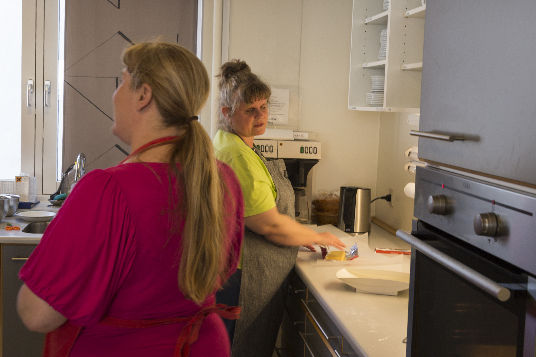 Foto af kursister i køkkenet.