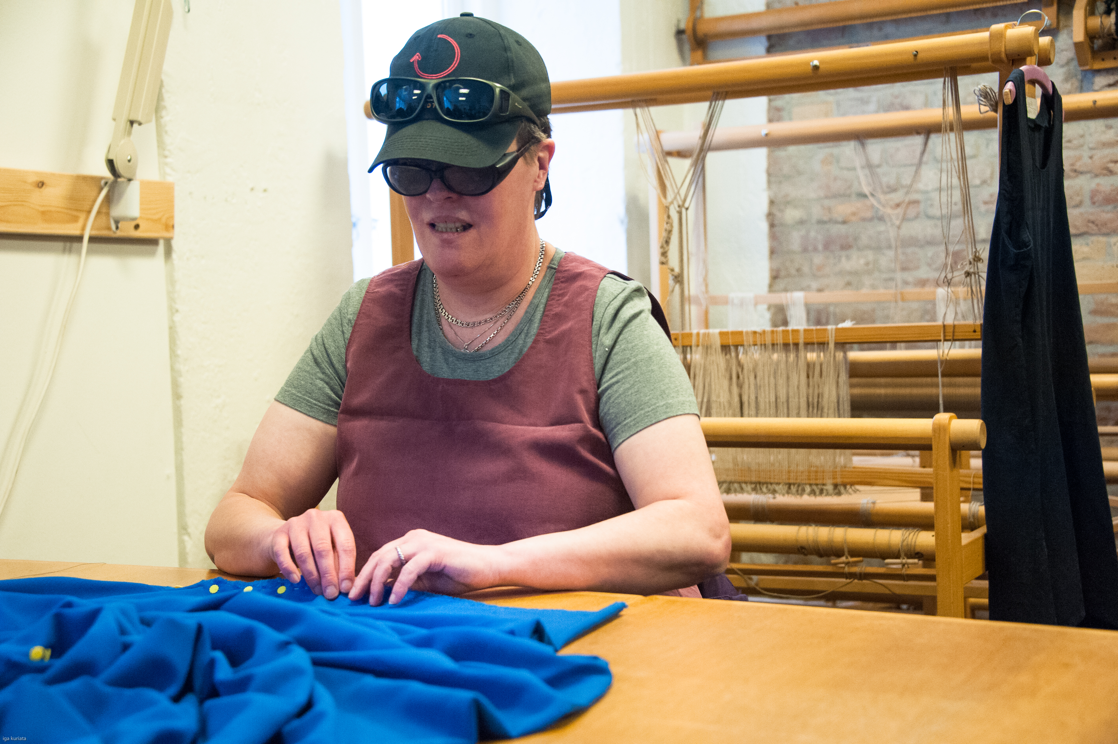 Foto af kvinde, der laver håndarbejde.