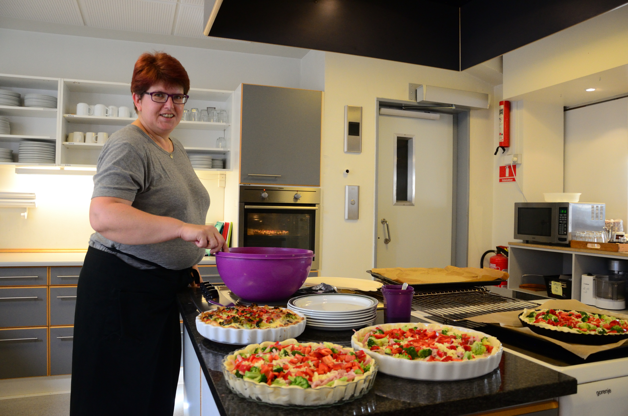 Foto af Trine i køkkenet.