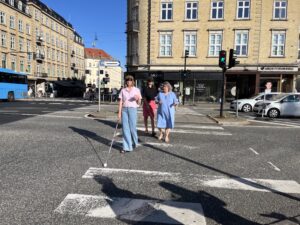 Matilde Dueholm og Sarah Jarsbo er på vej over fodgængerfeltet ved rådhuset med sorte briller.