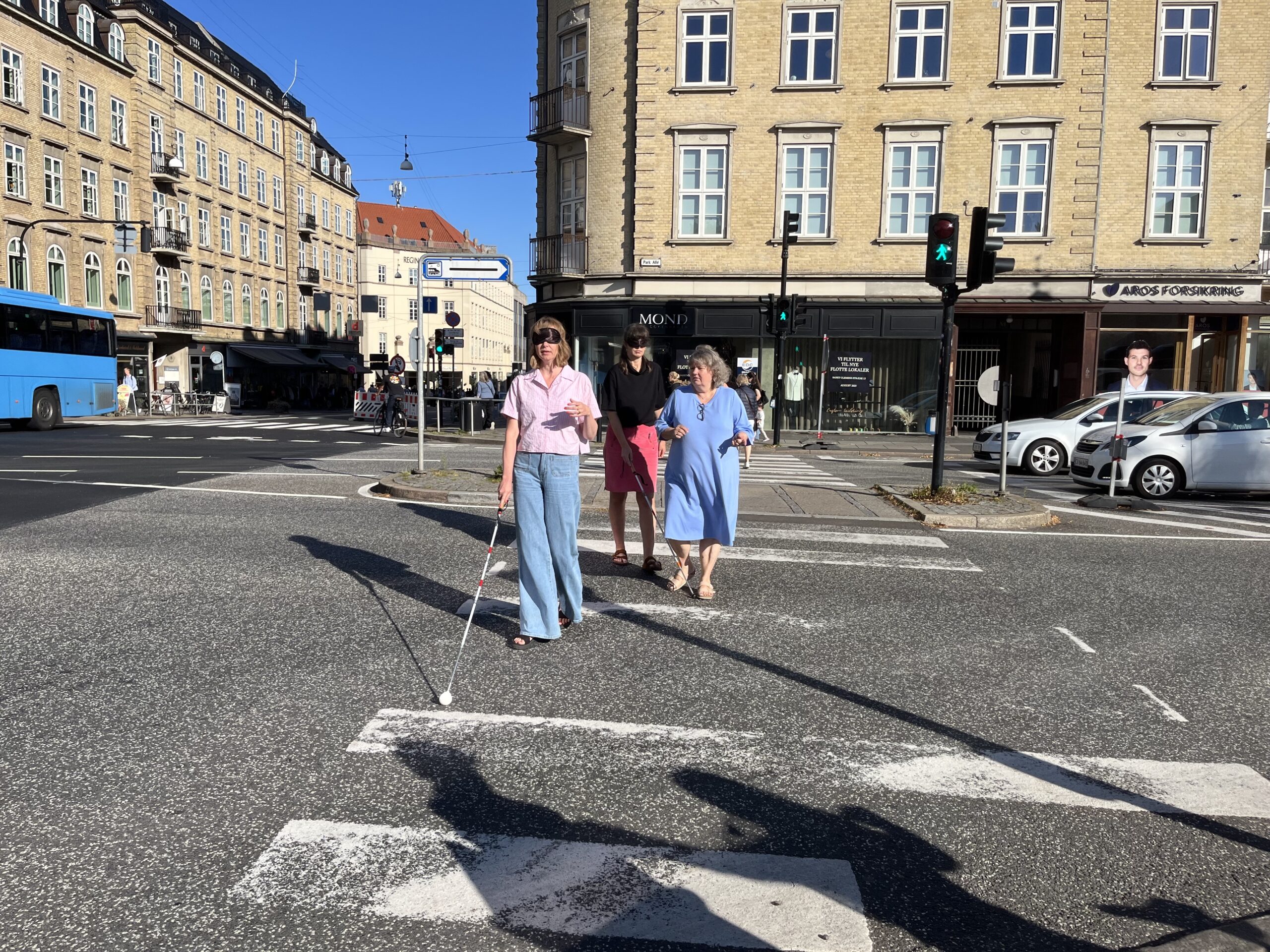 Matilde Dueholm og Sarah Jarsbo er på vej over fodgængerfeltet ved rådhuset med sorte briller.