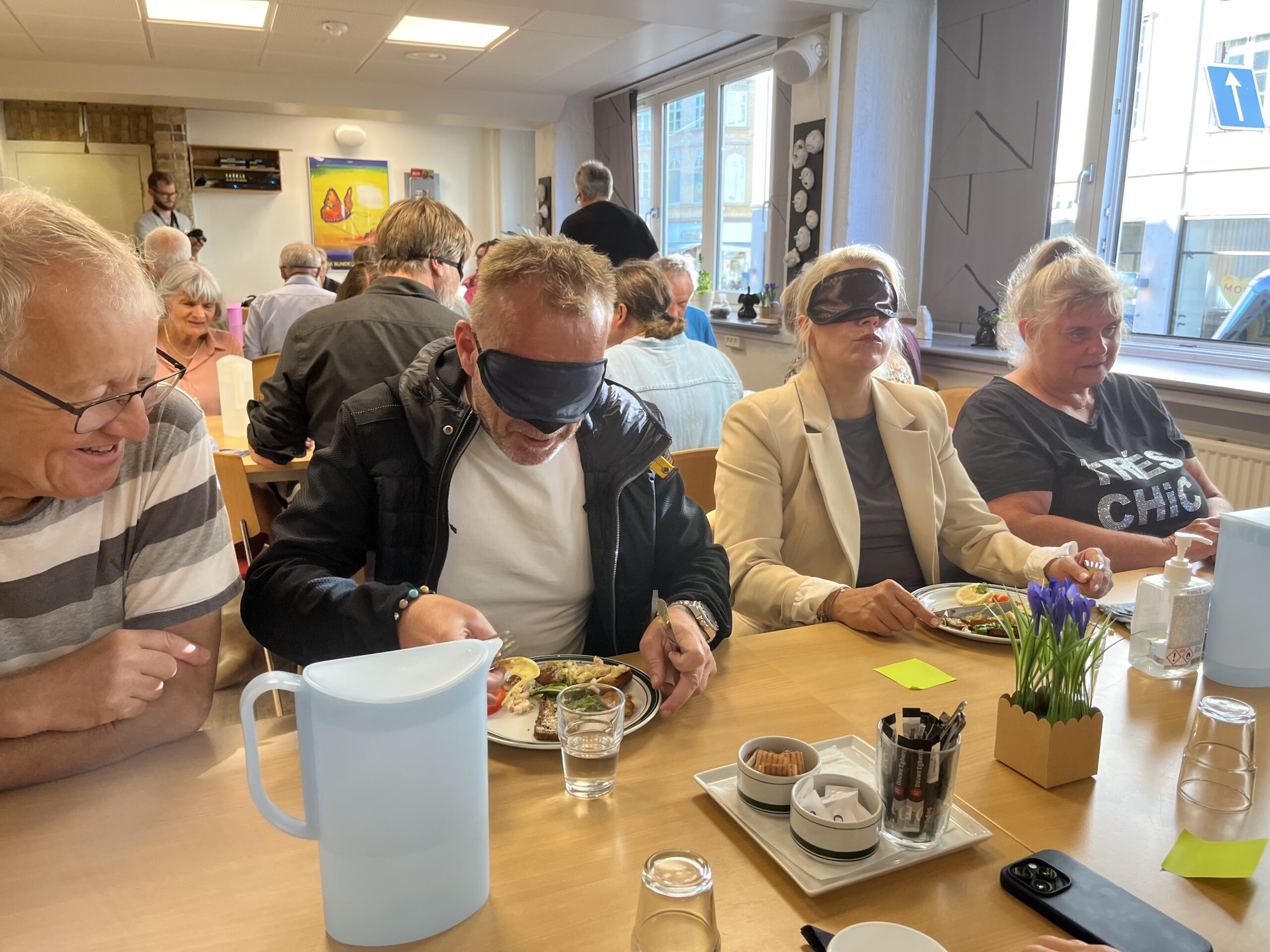 Peter Sporleder og Polly Dutschke har taget udfordringen op med at spise smørrebrød med bind for øjnene. Peter har skubbet fisken væk fra rugbrødet.
